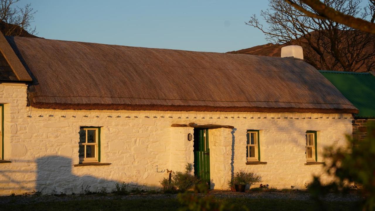 Secluded Thatched Cottage, Near Beaches & Hill Walking Rashenny Exterior foto